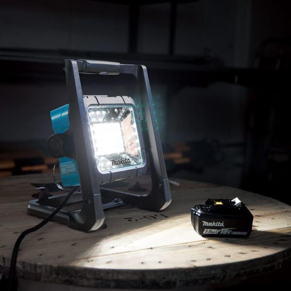 Makita DML805/2 Cordless/ 240V Worklight – Battery And Charger Not Included [Energy Class A]